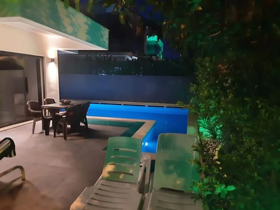 Cesme Merkezde Oezel Havuzlu Villa, Ildiri 0*,