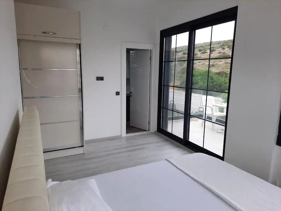 Cesme Merkezde Oezel Havuzlu Villa, Ildiri