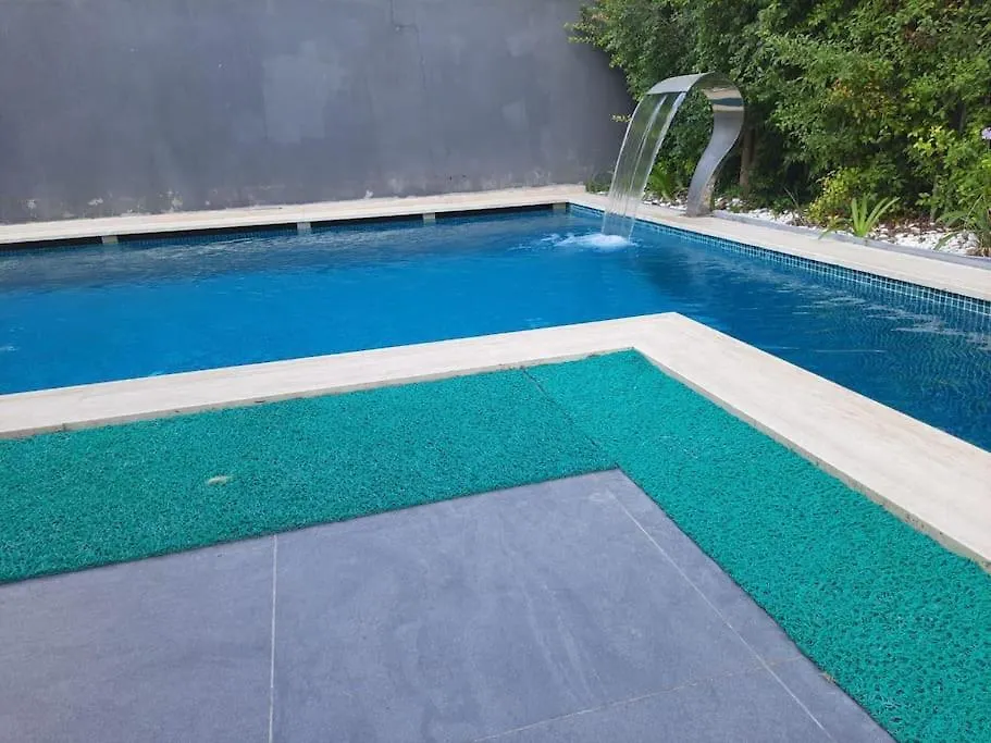 Cesme Merkezde Oezel Havuzlu Villa, Ildiri