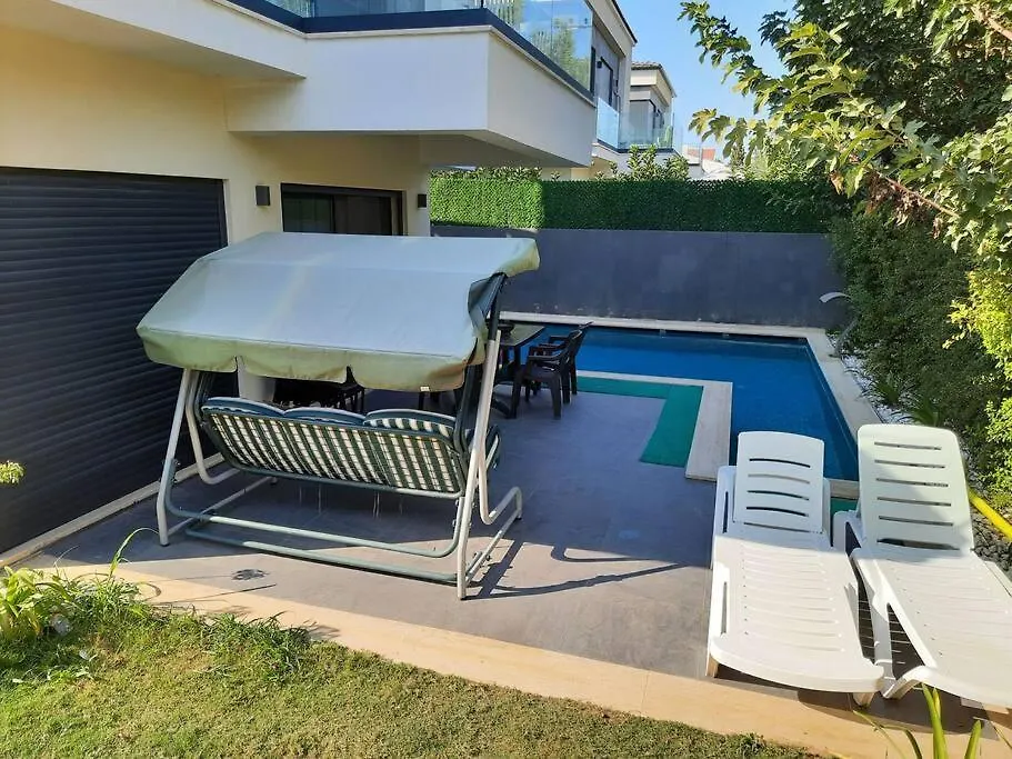 Cesme Merkezde Oezel Havuzlu Villa, Ildiri