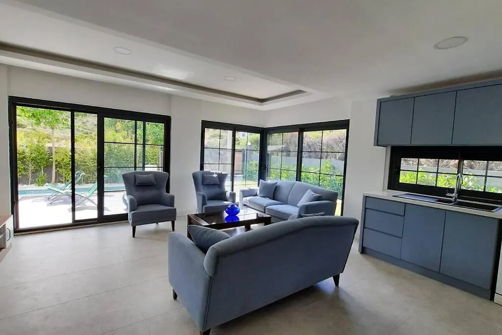 Cesme Merkezde Oezel Havuzlu Villa, Ildiri Vila