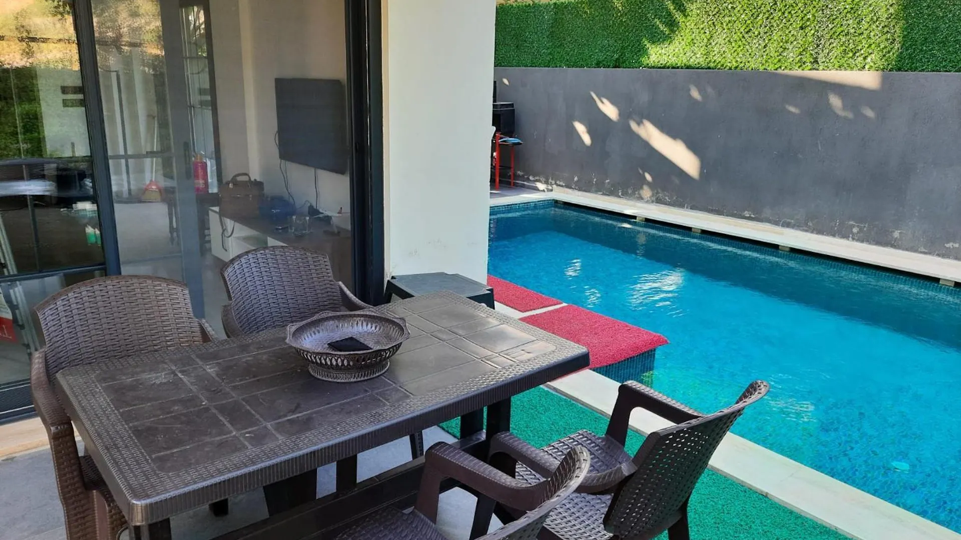 Cesme Merkezde Oezel Havuzlu Villa, Ildiri